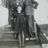 Девочка с родителями на крыльце дома, 1947, фото №3