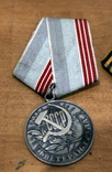 Лот юбилейных медалей СССР.4 шт+ знак+ За труд, фото №3