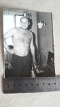 Мужчина голый торс стоит возле бобинного магнитофона, фото №2