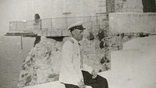 Военный на фоне Ласточкиного гнезда Ялта, фото №3