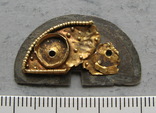 Часть серебрянной фибулы с золотой накладкой., фото №3