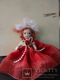 Маленькая фарфоровая кукла на резинках, рыжая в красном платье, фото №2