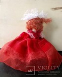 Маленькая фарфоровая кукла на резинках, рыжая в красном платье, фото №4