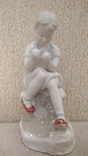 Девочка вытаскивающая занозу артель керамик, фото №2