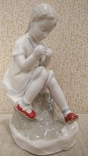 Девочка вытаскивающая занозу артель керамик, фото №10
