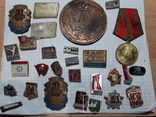 Знаки 26 штук и настольная медаль, фото №3