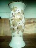 Фарфоровая ваза с рисунками цветов в позолоте., фото №2