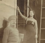 Сестра милосердия на ступеньках вагона. Двинск, 1915 г., фото №3