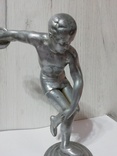 Скульптура мальчика с диском, фото №2