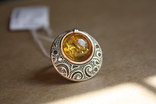 Серебряное кольцо с золотой проволокой и янтарем, фото №2