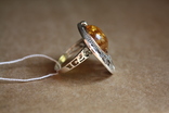 Серебряное кольцо с золотой проволокой и янтарем, фото №5