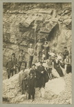 Гусарский офицер с др. офицерами и гражданскими у водопада Учан-Су близ Ялты. 1913 г., фото №2