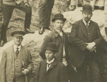 Гусарский офицер с др. офицерами и гражданскими у водопада Учан-Су близ Ялты. 1913 г., фото №8