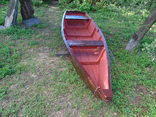 Старая лодка для садового декора, фото №3