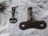 Два старинных ключа к часам, фото №7