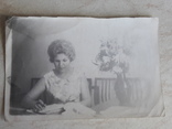 Женщина пишет за столом, фото №2