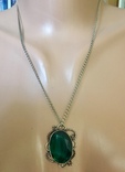 Серебряная подвеска с крупным зелёным камнем и ажурной цепочкой, фото №3