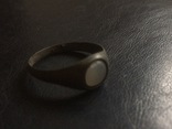Кольцо-перстень с белой круглой вставкой, фото №3