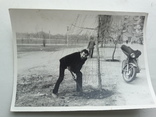 Мужчина сажает дерево.рядом стоит мотоцикл, фото №2
