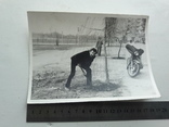 Мужчина сажает дерево.рядом стоит мотоцикл, фото №3