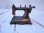 Коллекционная миниатюра швейная машинка. Германия, фото №2