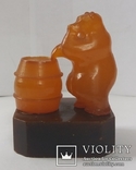 медведь с бочкой мёда (4х5.5см) янтарь 1960-70 г., фото №2