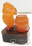 Медведь с бочкой мёда (4х5.5см) янтарь 1960-70 г, фото №7