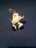 Елочная игрушка Дед Мороз, играющий на гармошке, фото №3