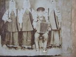 Фото старое,женщины в нарядах  с гармонистом, фото №6