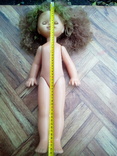 Давняя пластмассовая кукла на резинках паричковая.  53 см., фото №3