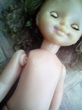 Давняя пластмассовая кукла на резинках паричковая.  53 см., фото №4