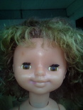 Давняя пластмассовая кукла на резинках паричковая.  53 см., фото №5