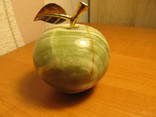 Статуэтка Яблоко из оникса с золотистым листочком. (Яблочный оникс), фото №3