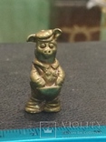 Свинка в штанах и кепке бронза коллекционная миниатюра, фото №2