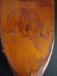 Картина на деревянном срезе СССР"Медведица несёт медвежонка", фото №6