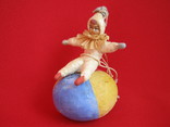 Девочка-клоунесса на шаре. Довоенная игрушка., фото №2