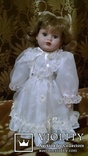 Фарфоровая кукла с этикеткой + подставка, фото №2