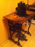 Старинная скорняжная швейная машинка 1870-х годов, фото №3