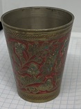 Старинный англо-индийский гравированный латунный стакан Эмали, фото №2