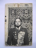 Мужчина средних лет с бородой на фоне ковра в  кителе с наградами в разнобой., фото №2