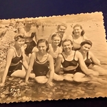 Девушки на пляже в купальниках 1951 год Крым Ялта, фото №3