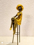Бронзовая статуэтка "Дама на стуле. В золоте." - бронза или латунь., фото №2