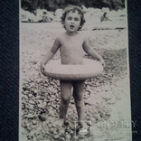 Ребенок голыш с надувным кругом на пляже 1960-е годы, фото №3