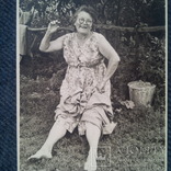 Улыбчивая пенсионерка с коромыслом 1960е годы, фото №2