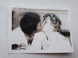 Мужчина с женщиной целуются, фото №2