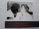 Мужчина с женщиной целуются, фото №3