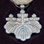 Знак ордена Восходящего солнца VIII степени (медаль белой павлонии) в коробке, фото №3