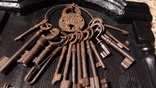 Ключница с коллекцией старинных ключей, фото №4