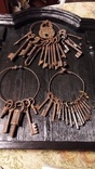 Ключница с коллекцией старинных ключей, фото №6