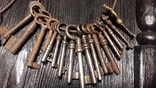 Ключница с коллекцией старинных ключей, фото №8